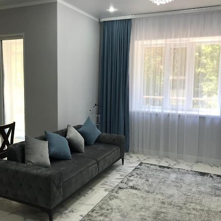 Люкс Апартаменты На Назарбаева Uralsk Extérieur photo